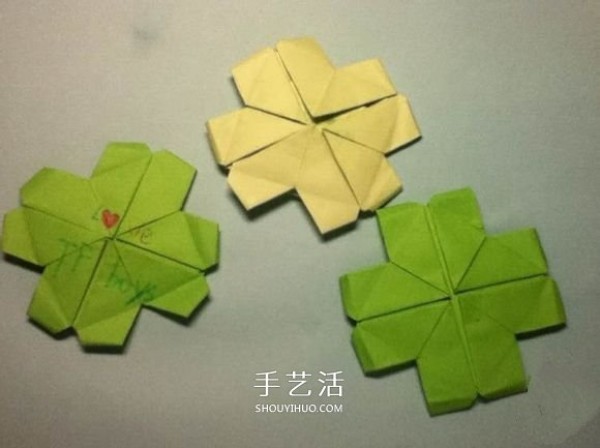 Fold four hearts to form a lucky four-leaf clover illustration