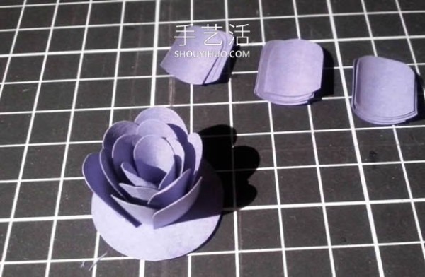 Simple steps to make handmade paper flowers