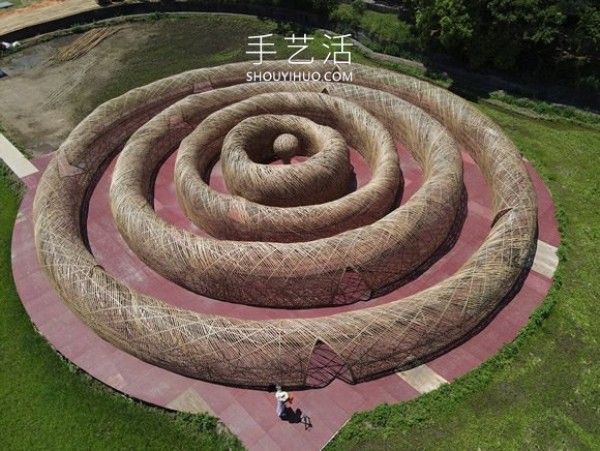 Giant bamboo weaving installation! The totem corridor and secret room pavilion on the ground