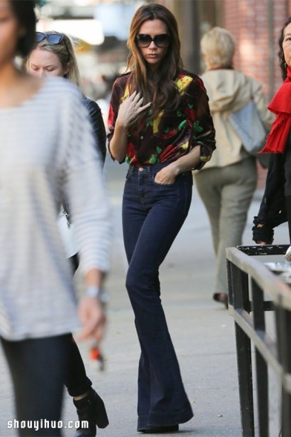 Bell-bottom pants are back! Female celebrities demonstrate the fashionable style of bell bottoms