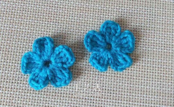 Illustration of the basic crochet method for cute five-petal flowers and crocheting small woolen flowers