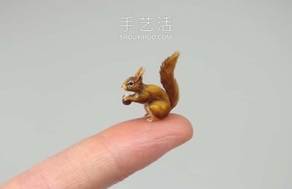 Super realistic miniature animal statues that fit on your fingertips! 