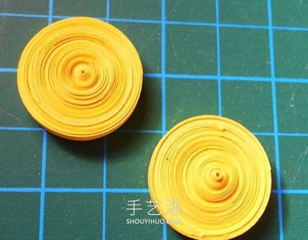 Illustrated tutorial on hand-making of quilled paper lemons