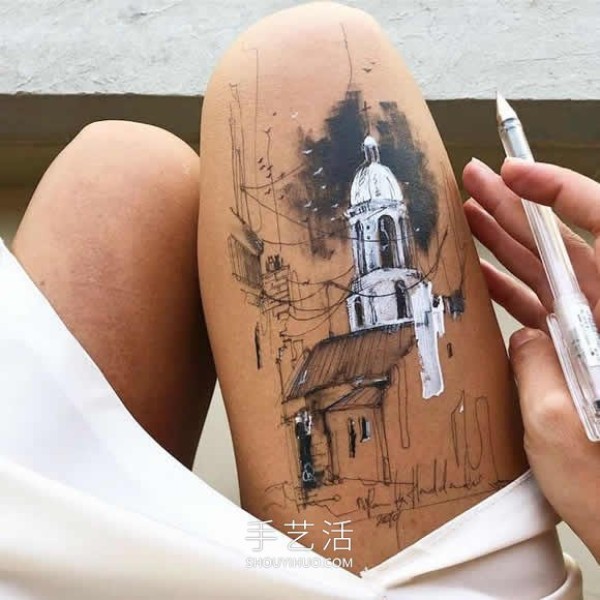 The artist uses his own thighs as a canvas to draw exquisite ink paintings! 