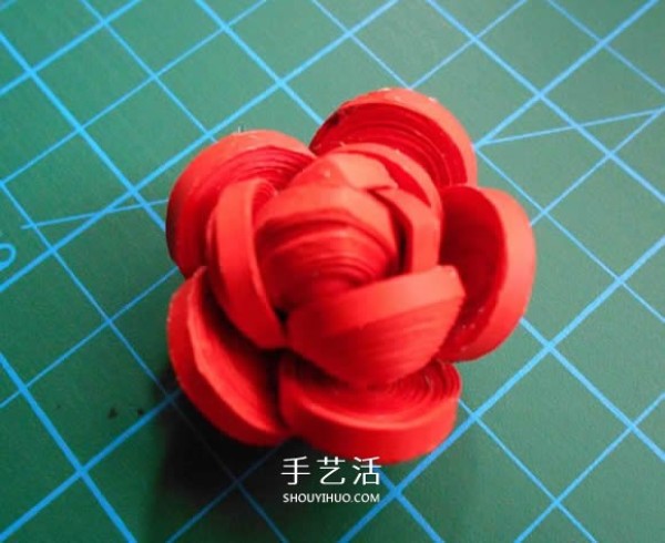 Illustration of how to make beautiful roses from quilled paper