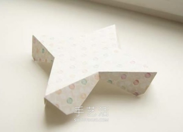 The folding and unfolding drawing of a beautiful homemade wedding candy box