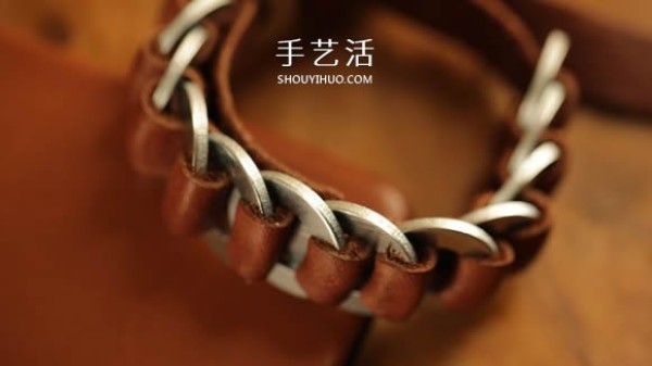 Metal washers to DIY leather bracelets, a great gift for your boyfriend! 