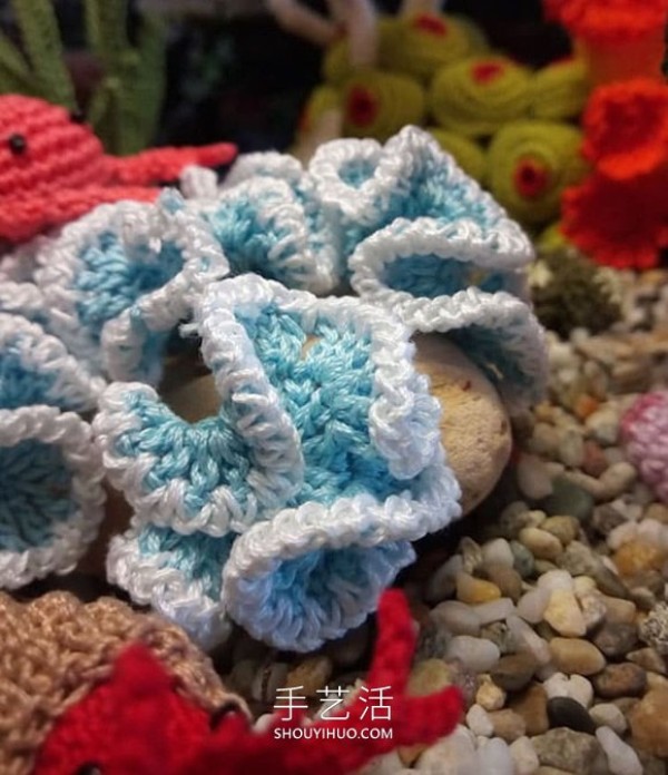 She crocheted sea creatures to create a realistic aquarium