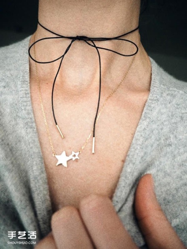 Delicate and simple DIY strap necklace can easily exude femininity