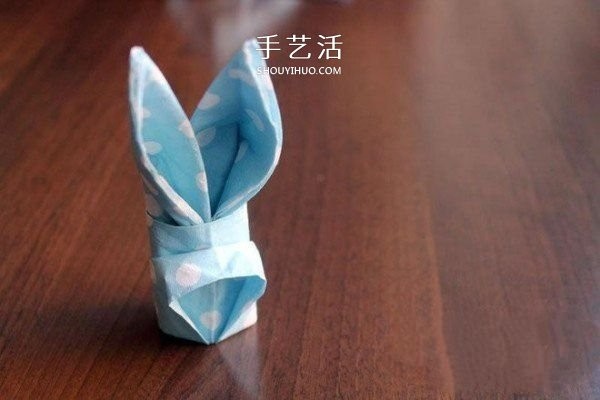 How to kill boredom by making origami rabbit heads on napkins