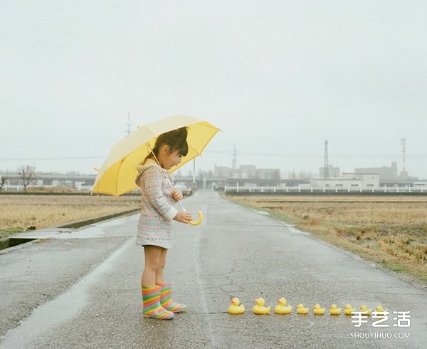 Cute little girl photography poses with simple creative ideas to make photos full of fun