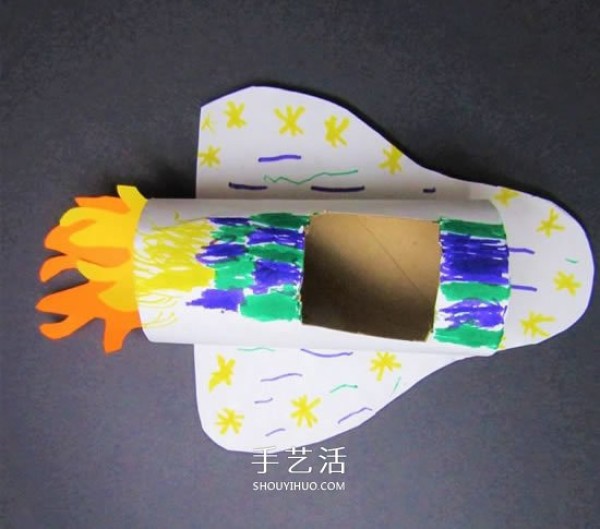 Illustration of how to make a space shuttle by hand in kindergarten