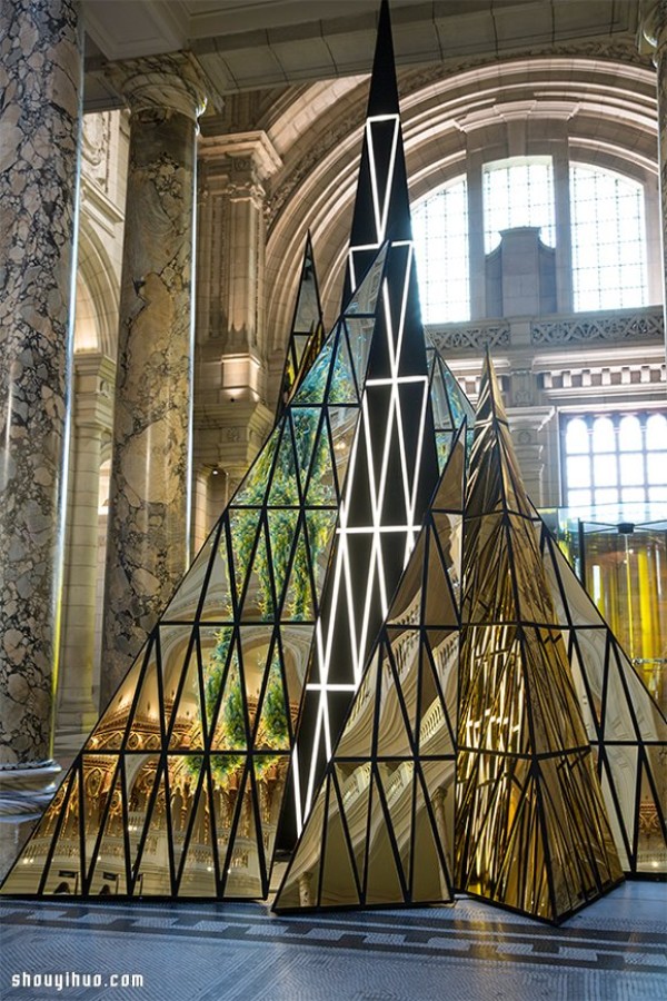 Christmas tree transformation：Creative Christmas tree created by fashion designer