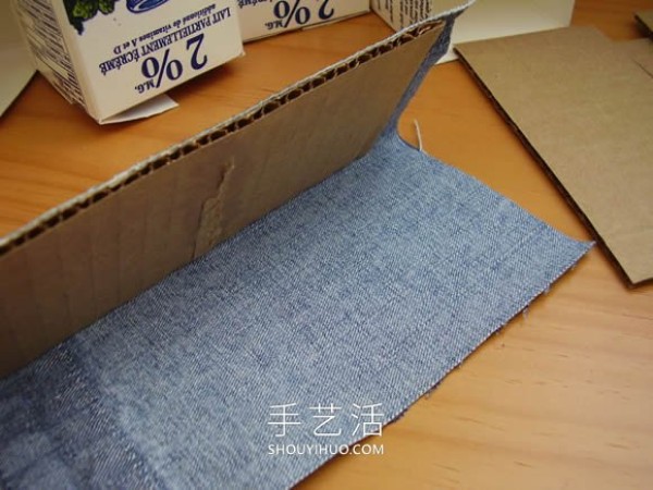 Old jeans are transformed into a multifunctional storage cabinet with drawers and side pockets! 