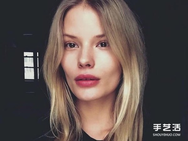 Supermodel teaches how to use a careful selfie camera to take natural and perfect close-up photos