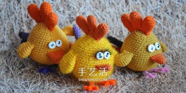 The crochet method of a plush chicken doll illustrates how to crochet a cute chick