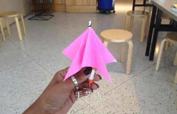 Illustration of how to make a simple paper umbrella. It can be opened and folded! 