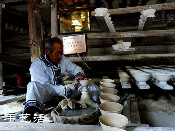 Jingdezhen, the ancient production process of a blue and white porcelain bowl