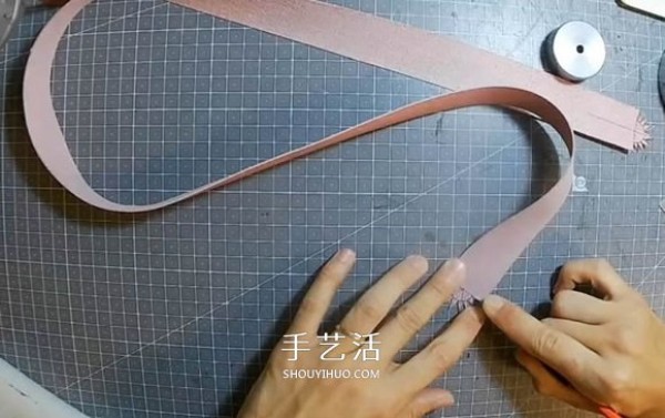 Detailed step-by-step diagram of how to make a homemade mini leather bucket bag