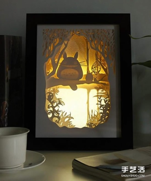 The picture of the exquisite paper carving night light seems to hide the magical fairy tale kingdom