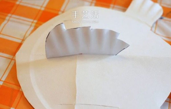 Tutorial on how to make small fishes on paper plates in kindergarten