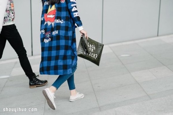 Fashion with bold and colorful contrasting colors 2015 Seoul Fashion Week street photography