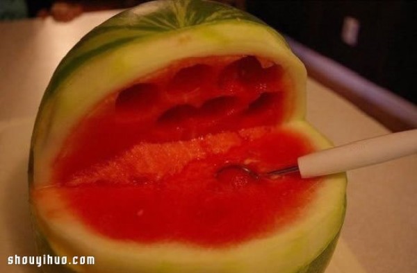 Fruit carving: Use watermelon to carve a shark with a big mouth.