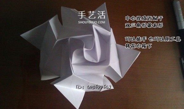 The folding method of the rolled-up rosette includes the experience of plastic surgery