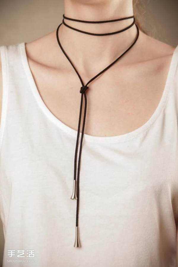 Delicate and simple DIY strap necklace can easily exude femininity