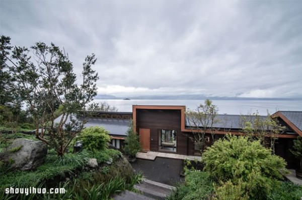 Decoration design of wooden house-style villa with invincible lake view in southern Chile