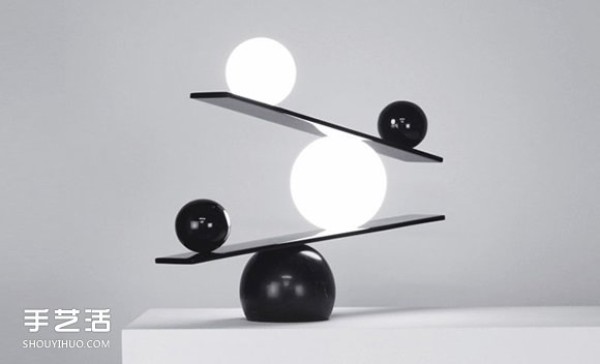 The clever balance between black and white, the lamp magicians balanced desk lamp design