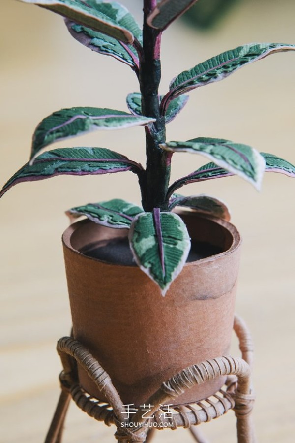 Amazing handmade paper potted plants that can be held between two fingers