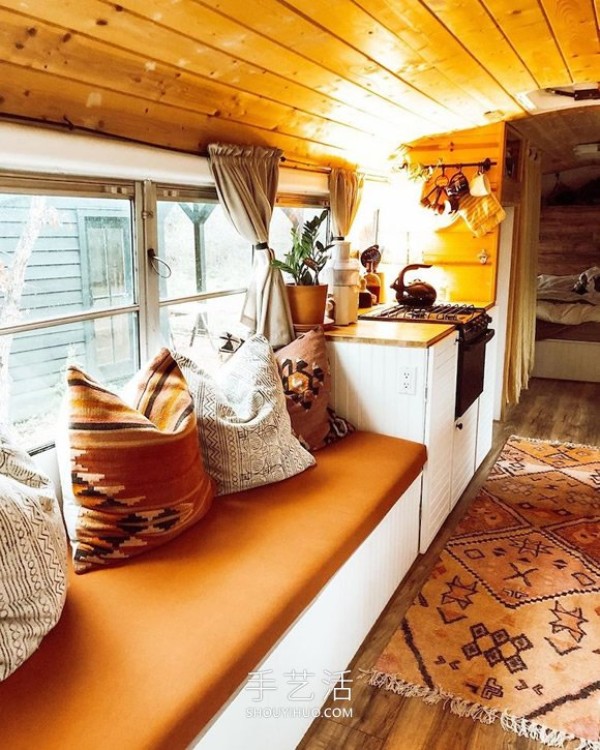 This couple transformed an ordinary school bus into a stylish tiny house