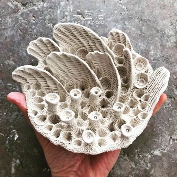 Amazing hand-made ceramic sculptures imitating the textures of aquatic life