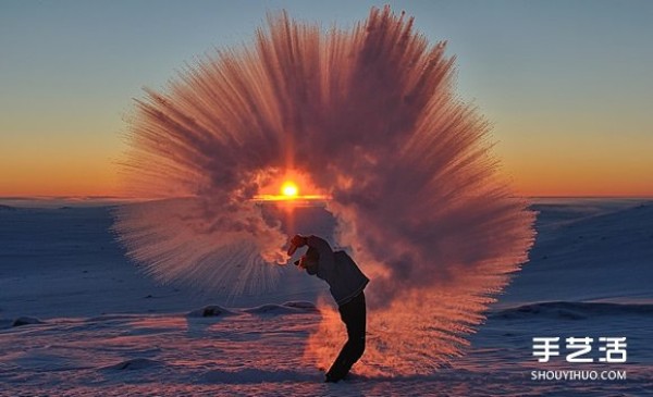 Have you ever thought about: What would it be like to pour hot tea at minus 40 degrees? 