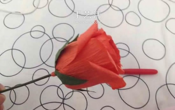 You can also make handmade paper vine roses with crepe paper