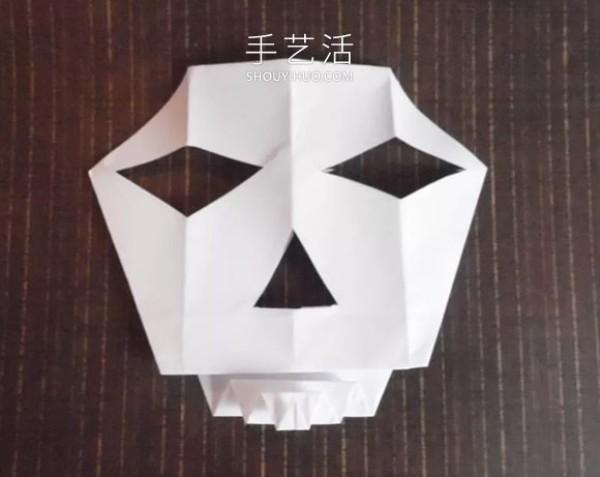 Illustrated tutorial on folding origami skull mask