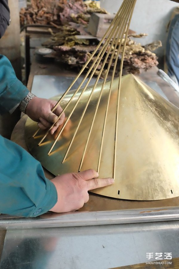 The design of brass umbrella tables and benches draws lessons from traditional Chinese oil-paper umbrellas