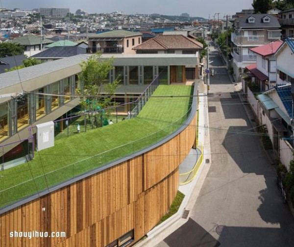 Kindergarten with a turf square, let the children run and jump to their hearts content! 