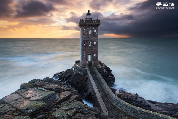 Photo album of lonely and magnificent lighthouses around the world