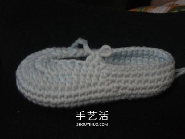 Illustration of how to knit baby warm woolen shoes by hand-knitting baby shoes