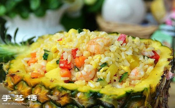 Seasonal fruit creative DIY recipe for refreshing pineapple fried rice