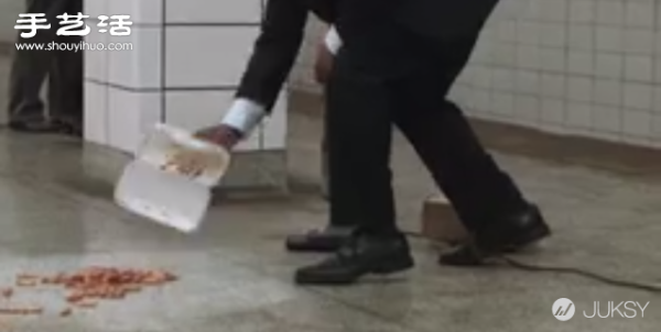 Too hungry? A foreign man ate food directly from the floor of the subway station