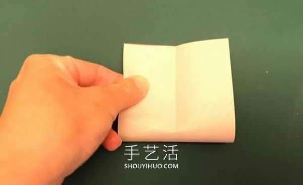 The illustrated tutorial on how to fold a handmade origami lantern is simple and cute