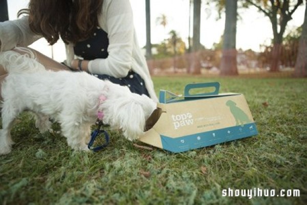 Top Paw portable feed box is a good helper when walking the dog!