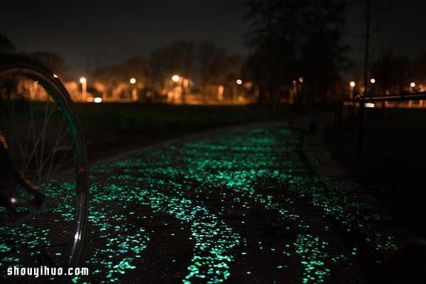 The bicycle path that looks like the bright night sky is incredibly romantic! 