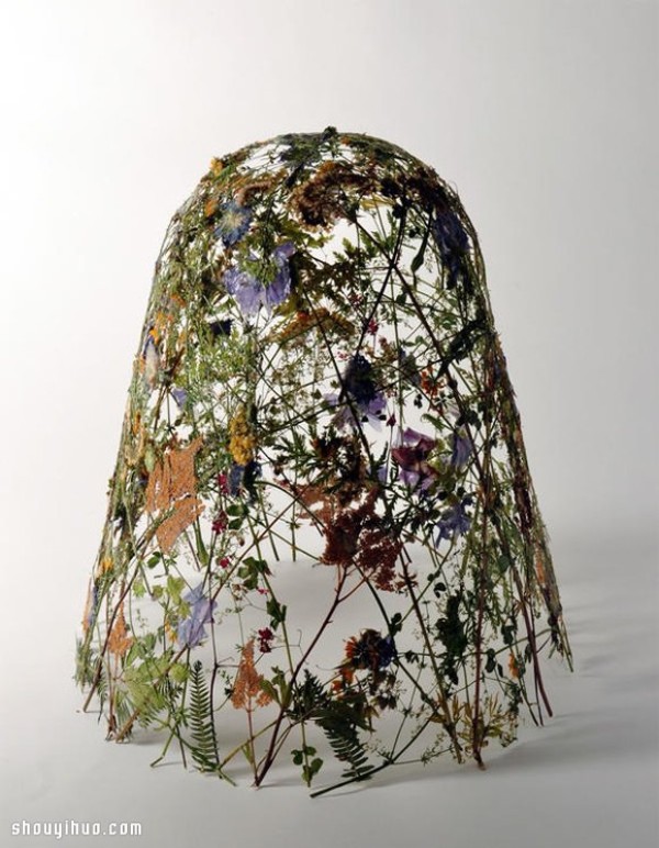 Exquisite pressed flower art: flower basket works created by pressed flower technology