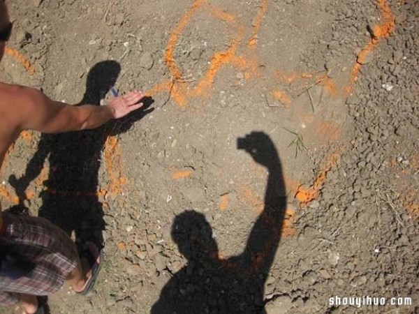 Foreign netizens dug holes in their own backyards to DIY private swimming pools! 