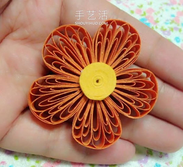 You can also do it with a comb! Simple and cute handmade paper five-petal flower