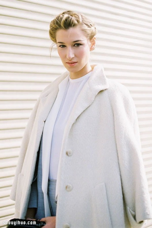 Breaking away the haze of winter: Girls wearing all white in autumn and winter